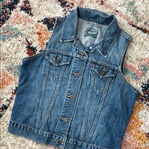 Levi’s sleeveless blue denim jean jacket top